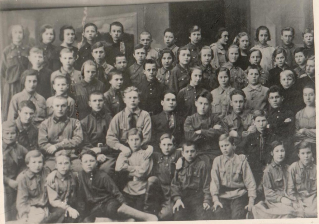 3.февраль 1924 отряд № 3 им. Лейтенанта Шмидта, 3 ряд снизу.jpg 3.февраль 1924 отряд № 3 им. Лейтенанта Шмидта, 3 ряд снизу.jpg